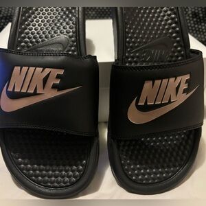 NWOT women Nike slide in good condition size 8